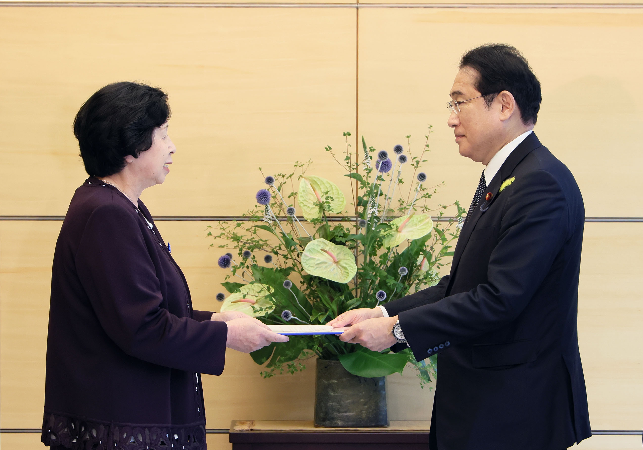岸田総理は佐渡市の渡辺 竜五(わたなべ りゅうご)市長及び曽我ひとみさんと面会しました -首相官邸|BtoBプラットフォーム 業界チャネル